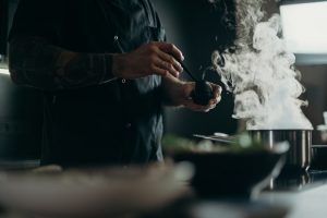 Szkolenia kucharzy wędzarnia – kiedy warto wziąć w nich udział?
